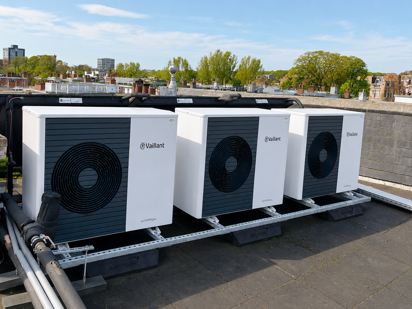 Buitenunits van warmtepompen op een dak