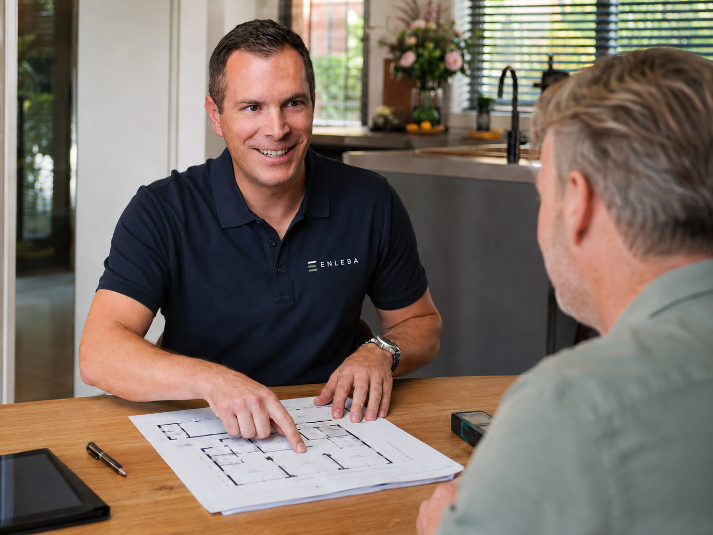 Adviseur bespreekt verduurzamingsplan aan de keukentafel